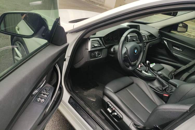 Used BMW 3 Series GT 2018 320i Sport Edition Driver Seat