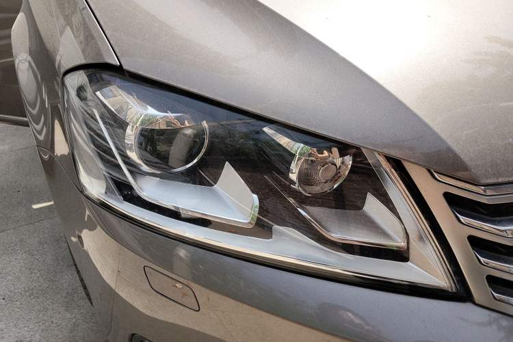 Used Volkswagen Magotan 2013 2.0 TSI Ultimate Model Right Front Headlight