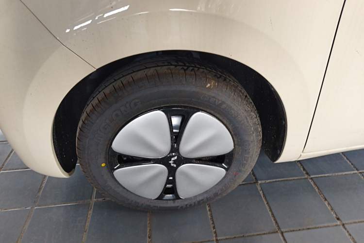 Used Wuling Hongguang MINIEV 2026 Model Fifth Generation, 205km Deluxe Edition Left Front Wheel Hub