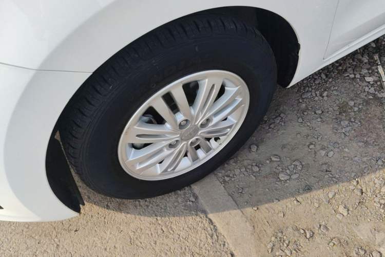 Used Kia Pegas 2017 1.4L Automatic Value Edition Left Front Wheel Hub