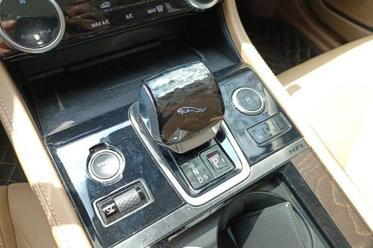 Used Jaguar XFL 2023 XFL 2.0T P250 Two-Wheel-Drive Prestige Luxury Gold Edition Gear Lever
