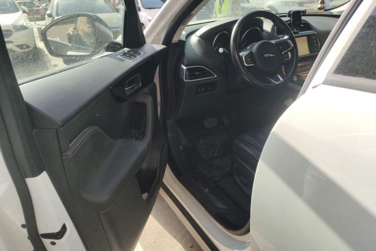 Used Jaguar F-PACE 2018 2.0T Two-Wheel Drive Urban Deluxe Edition