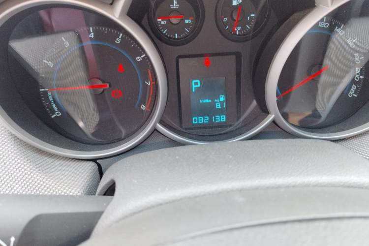 Used Chevrolet Cruze 2013 1.6L SE AT Odometer Close Up