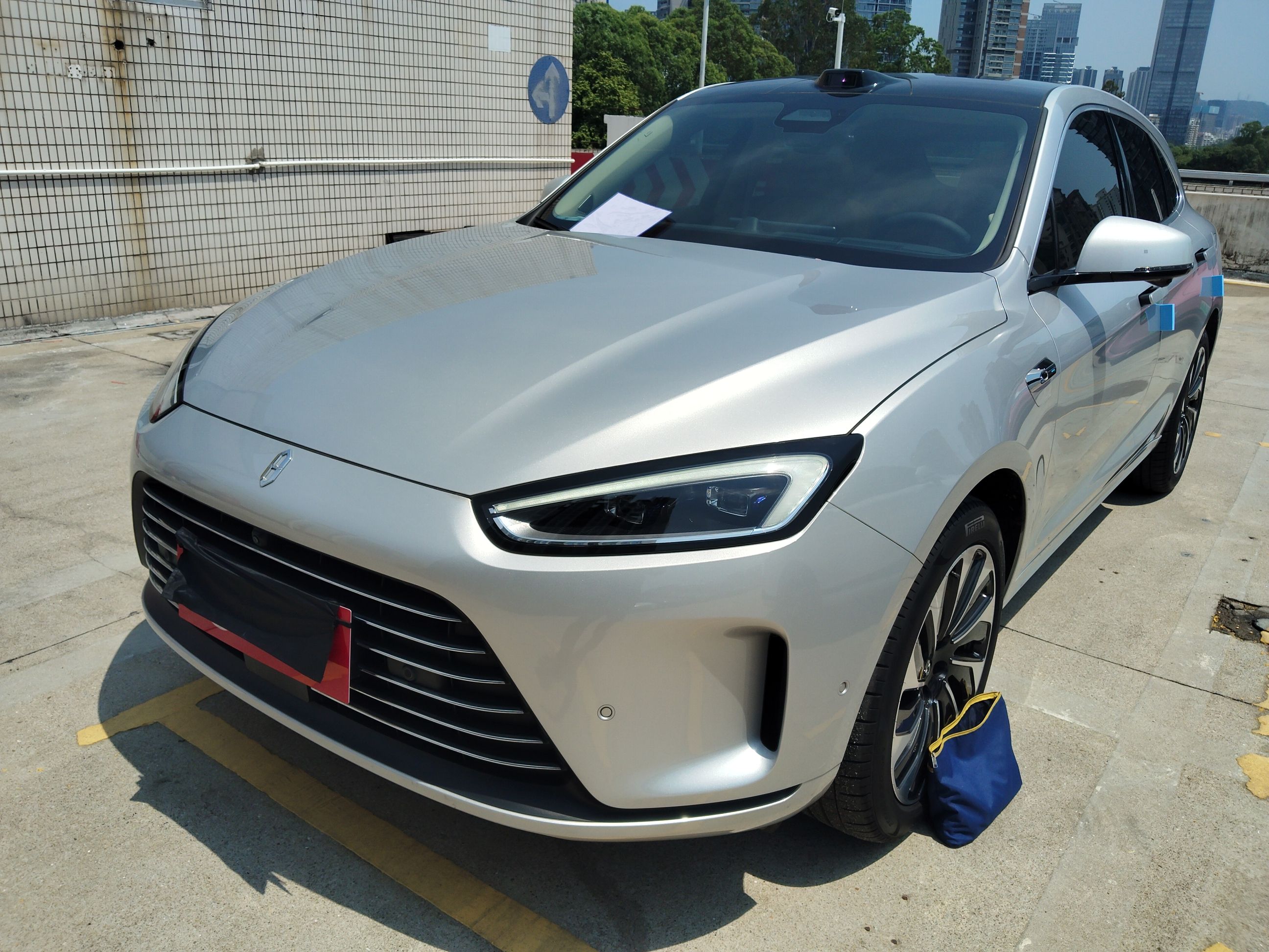 تحت مقدمة السيارة