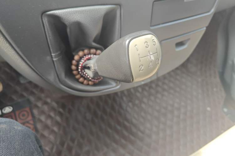 Used SAIC MAXUS Xintu V80 2016 2.5T Manual Aoyuntong National IV Short Wheelbase Mid-Roof 6-Seater Gear Lever