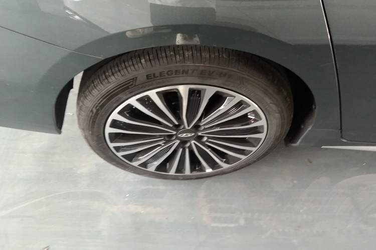 Used Chery Fengyun A8L 2025 1.5 TGDI 145 km Luxury Version Right Rear Wheel Hub