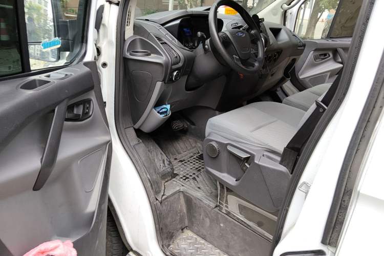 Used Ford Transit 2019 2.0T Gasoline Automatic Multi-Function Commercial Vehicle Short Wheelbase Low Roof 6-Seater China VI Standard