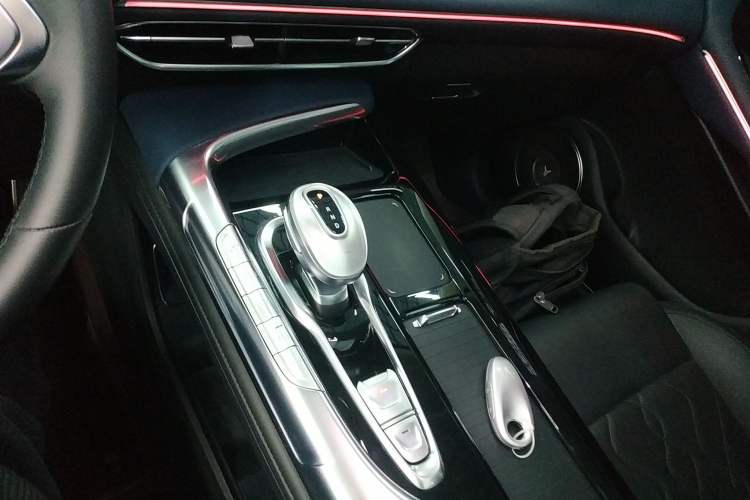 Used VOYAH FREE 2023 Four-Wheel Drive Extended-Range Model with Ultra-Long Range
