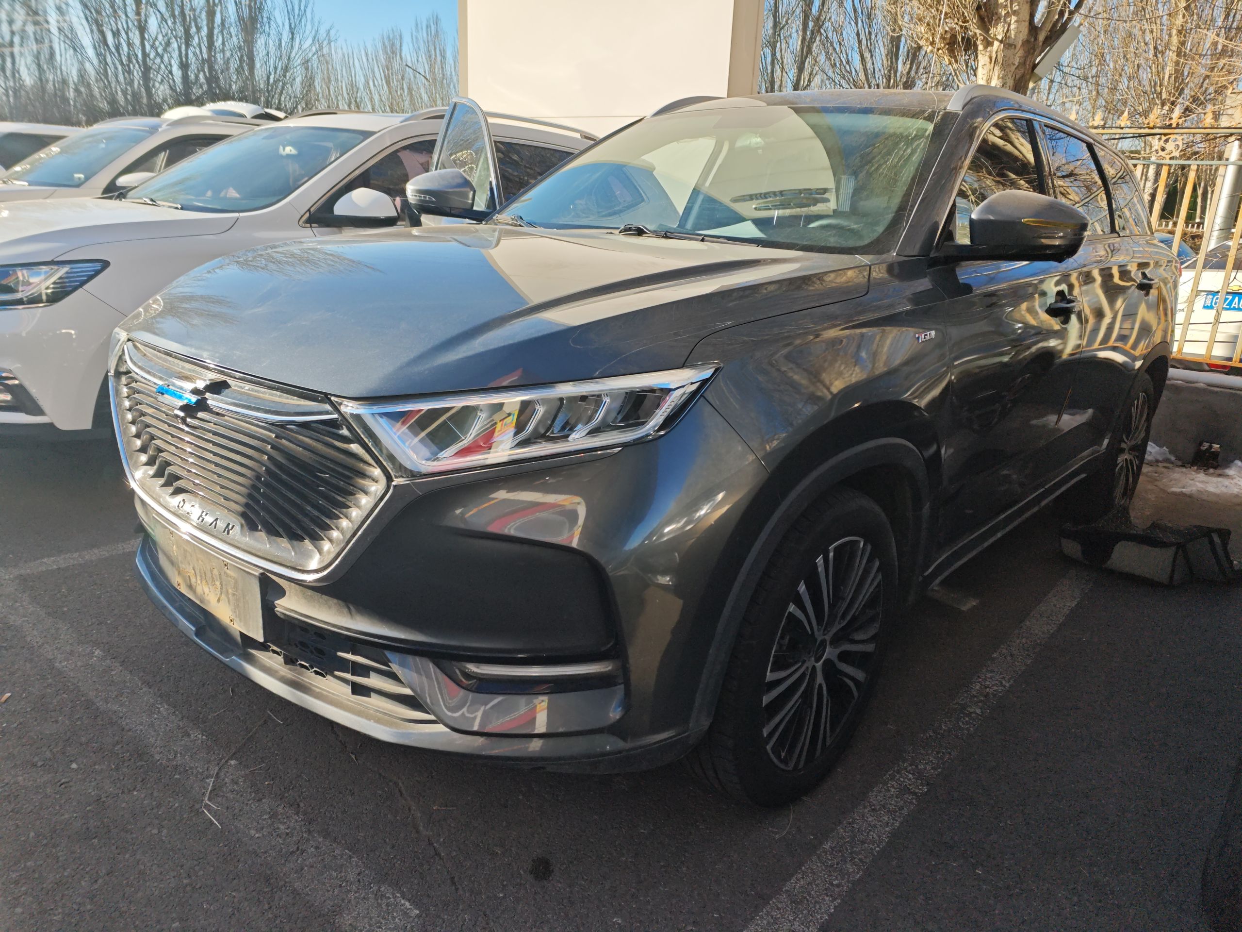 Под передней частью автомобиля