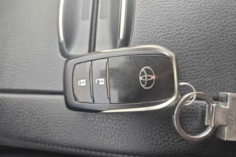 Used Toyota Highlander 2018 2.0T Four-Wheel Drive Prestige Version 7 Seats China VI Standard Vehicle Key