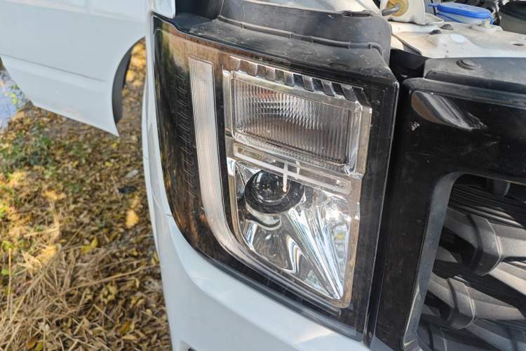 Used JMC Fushun 2023 2.0T Manual Mid-Drive Mid-Roof Commercial Multi-Purpose 7-Seater Passenger Vehicle
