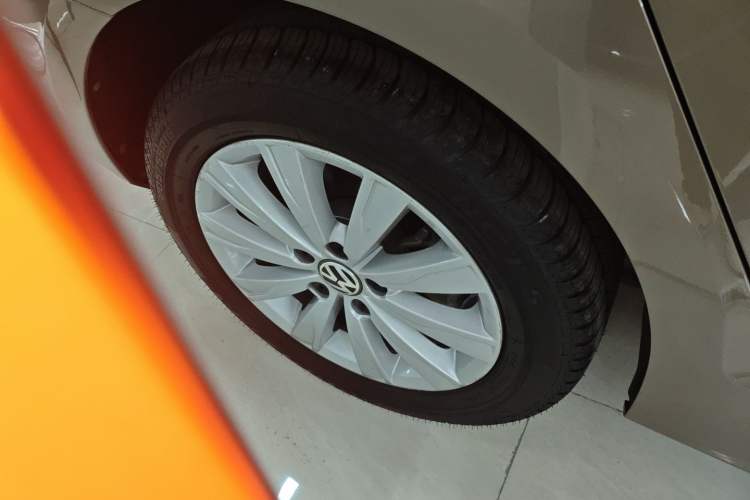 Used Volkswagen Sagitar 2015 1.6L Automatic Comfort Model Right Rear Wheel Hub