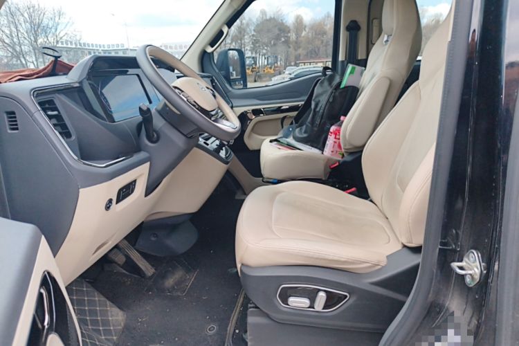 Used Sinotruk Pioneer V 2025 Multi-Function PRO Version 2.0T Automatic Short Wheelbase Low Roof Left Front Seat