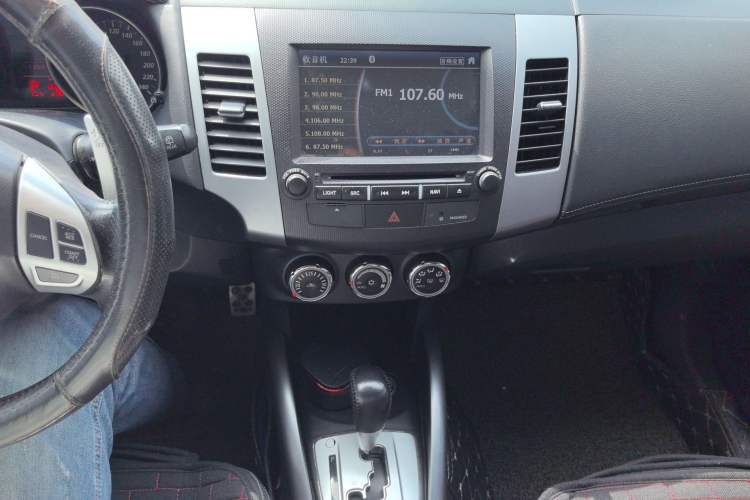 Used Mitsubishi Outlander 2011 Kicks 2.4 Fashion Edition