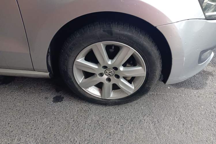 Used Volkswagen Polo 2013 1.4L Automatic Comfort Edition Right Front Wheel Hub