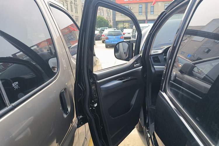 Used FORTHING Lingzhi 2024 M5L 1.5T Manual Base Model 7 Seats