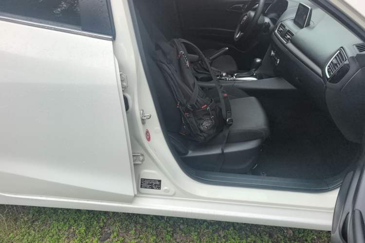 Used Mazda 3 Axela 2014 Sedan 1.5L Automatic Luxury Model