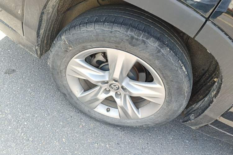 Used Toyota Highlander 2018 2.0T Four-Wheel Drive Luxury Edition 7 Seats China V Emission Standard Right Rear Wheel Hub