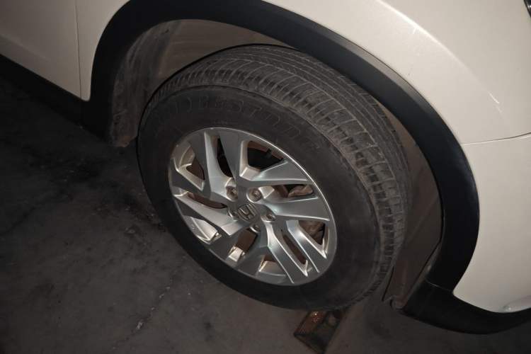 Used Honda CR-V 2015 2.4L two-wheel drive luxury version Right Front Wheel Hub