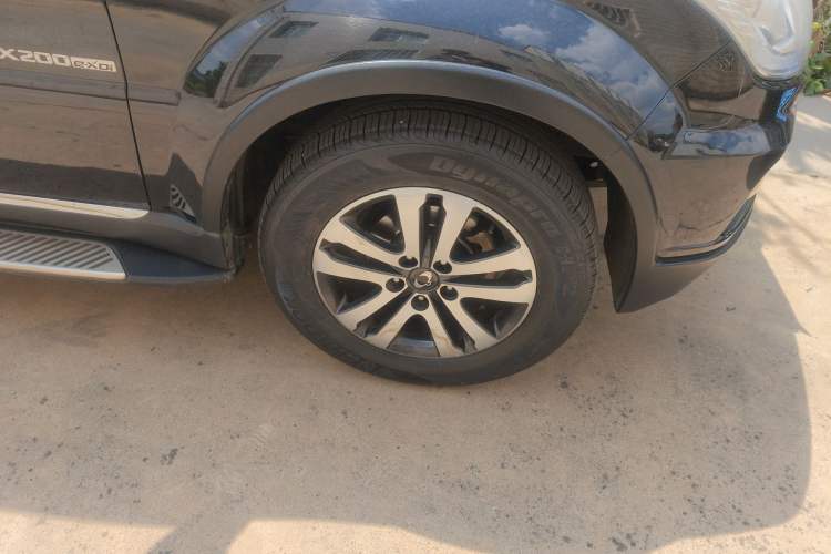 Used SsangYong Rexton W 2014 2.0T Four-Wheel Drive Luxury Navigation Version with 7 Seats Right Front Wheel Hub