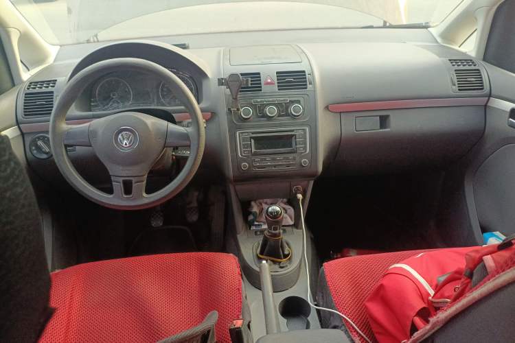 Used Volkswagen Touran 2015 1.4T Manual Fashion Edition 5-Seater Center Console