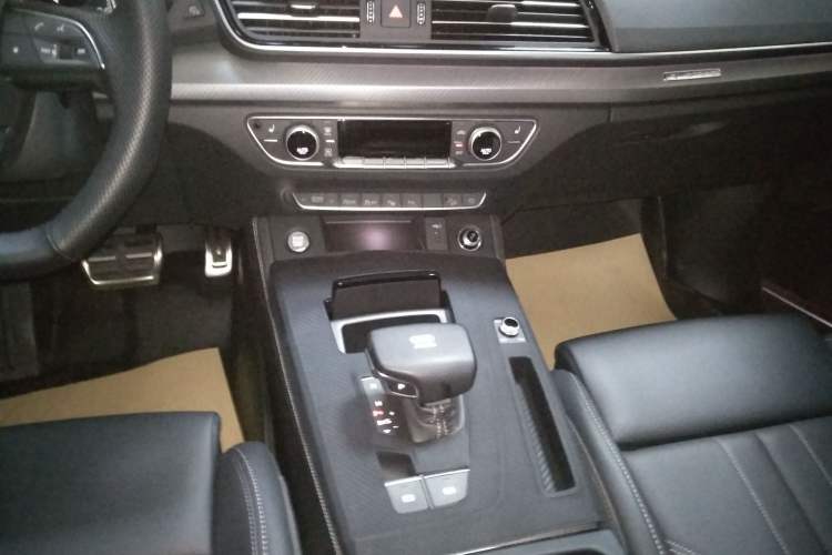 Used Audi Q5L 2025 quattro 45th Anniversary Edition 45 TFSI Luxury Dynamic Model Gear Lever