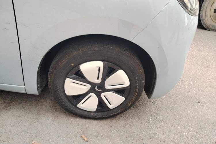 Used Wuling Hongguang MINIEV 2025 Four-Door Version Premium Edition Right Front Wheel Hub