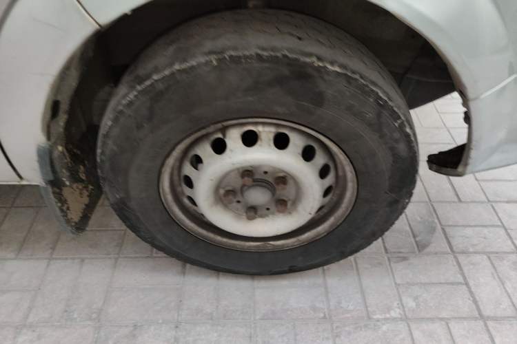 Used Dongfeng Yufeng 2020 2.5T V9 Value-Added Edition Logistics Vehicle Short Wheelbase Mid-Roof Design 5–9 Seater China V Emission Standard ZD25 Right Front Wheel Hub