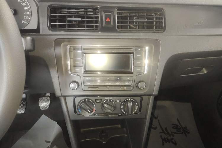 Used Volkswagen Santana 2015 1.6L Manual Fashion Edition