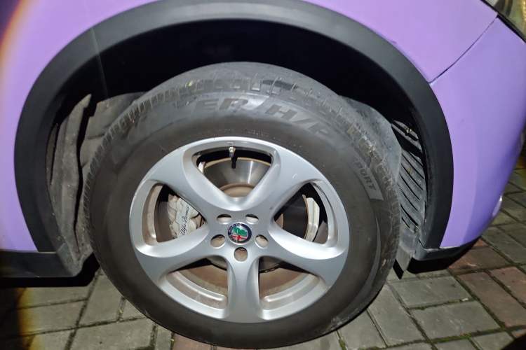 Used Alfa Romeo Stelvio 2017 2.0T 200HP Elite Edition Right Front Wheel Hub