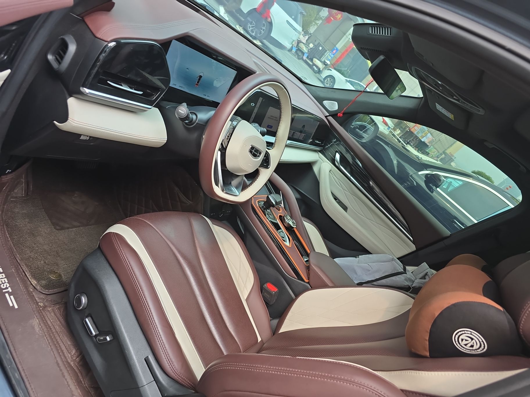 المقاعد الأمامية داخل السيارة