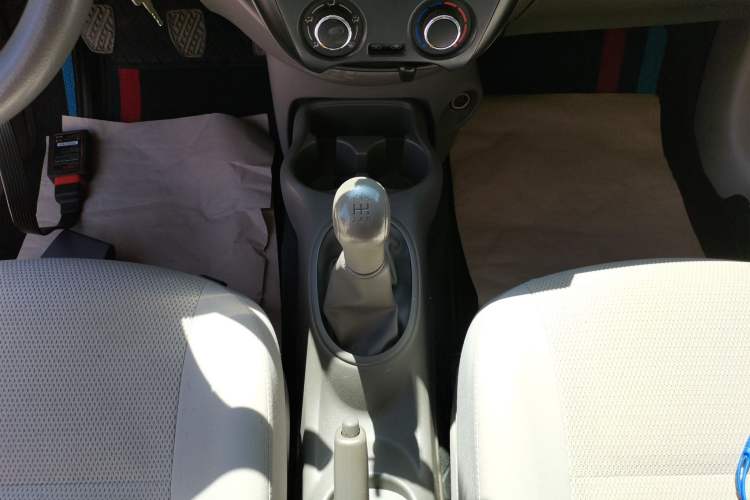 Used Nissan Sunny 2015 1.5XE Manual Comfort Edition Gear Lever