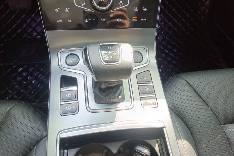 Used Hongqi H5 2020 1.8T Automatic Smart Connect Flagship Edition Gear Lever