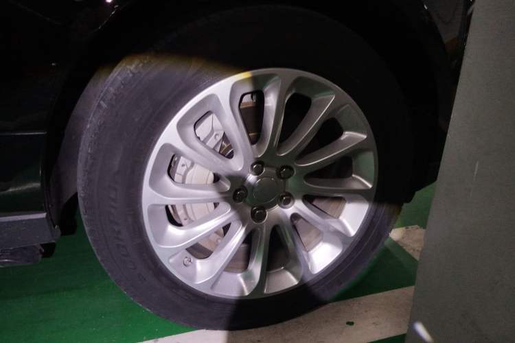 Used Land Rover Range 2019 3.0 SCV6 Legacy Edition Right Front Wheel Hub