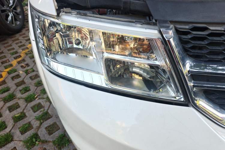 Used Dodge Journey 2014 2.4L Two-Wheel Drive Touring Edition Right Front Headlight