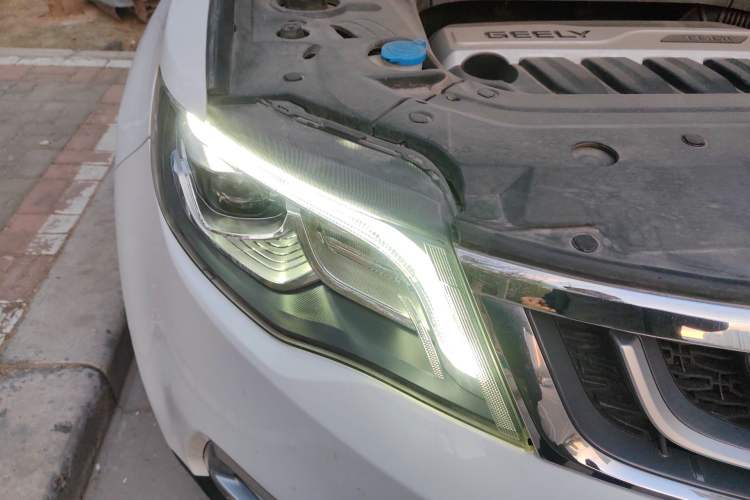 Used Geely Auto Emgrand X7 Sport 2016 1.8TD Automatic ZhiZun Version Right Front Headlight