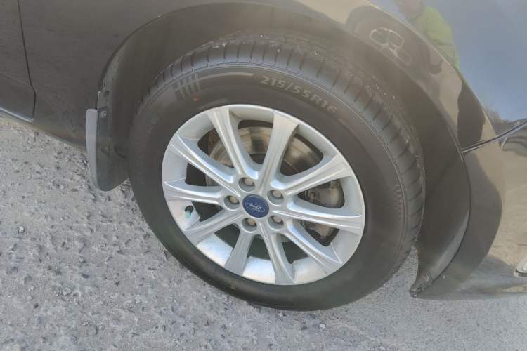 Used Ford Mondeo 2011 2.3L Fashion Edition Right Front Wheel Hub