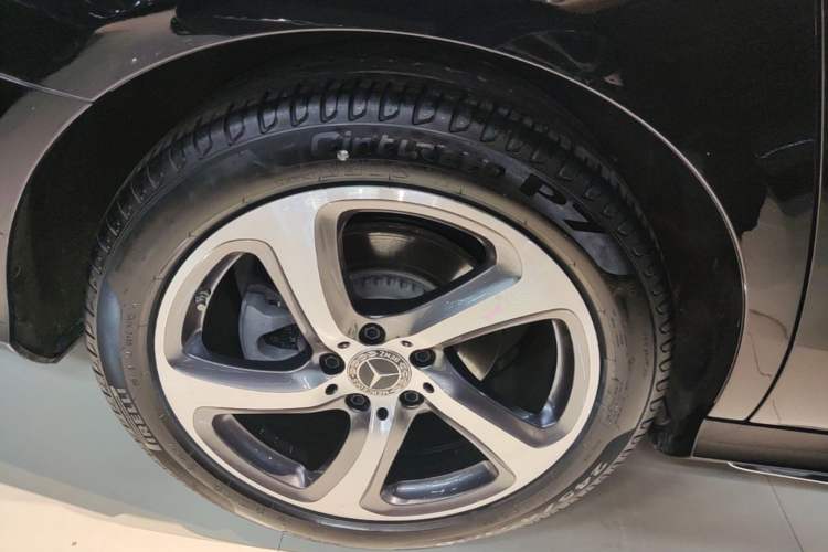 Used Mercedes-Benz E-Class 2019 Restyled E 300 L Sport Luxury Edition Right Rear Wheel Hub