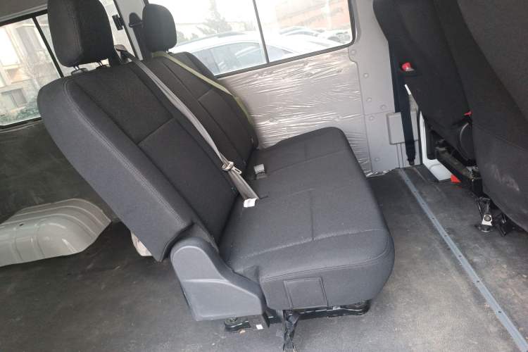 Used Iveco Daily 2023 2.5T A37M1 Long Wheelbase Mid-Roof Dual-Tire Side-Sliding Doors 5-9 Seats
