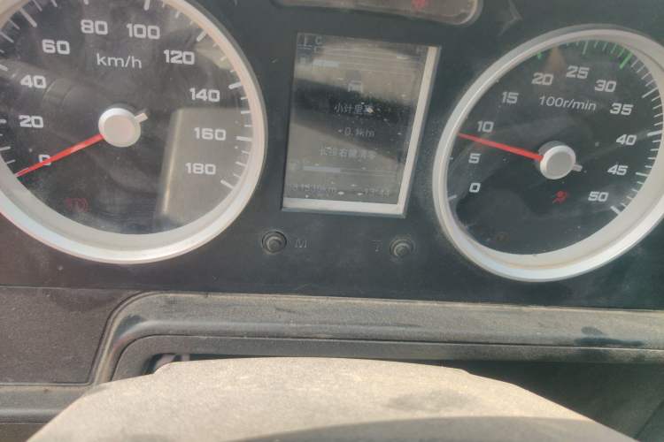 Used Iveco Daily 2020 2.5T A35 Passenger Van Single-Tire Mid-Roof Design 5-9 Seater with Sliding Side Door Meeting China VI Emission Standards
