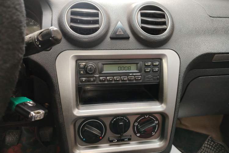 Used Geely Auto Liberty Ship 2011 1.3L Manual Fashion Edition Audio And AC Panel