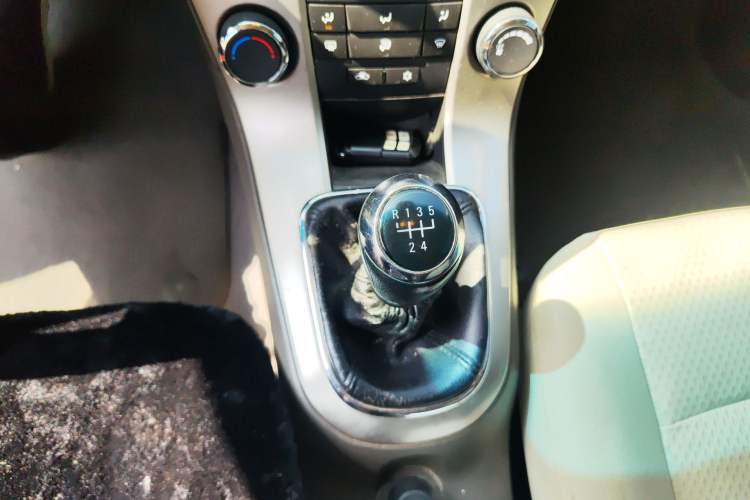 Used Chevrolet Cruze 2015 1.5L Classic SL MT Gear Lever