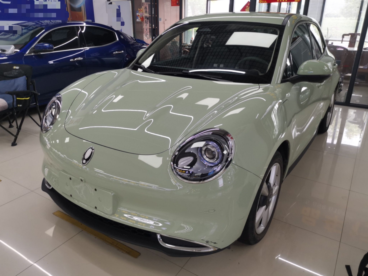 تحت مقدمة السيارة