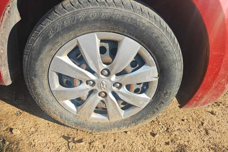 Used Hyundai Verna (older generation) 2010 Sedan 1.4L Manual Comfort GS Right Front Wheel Hub