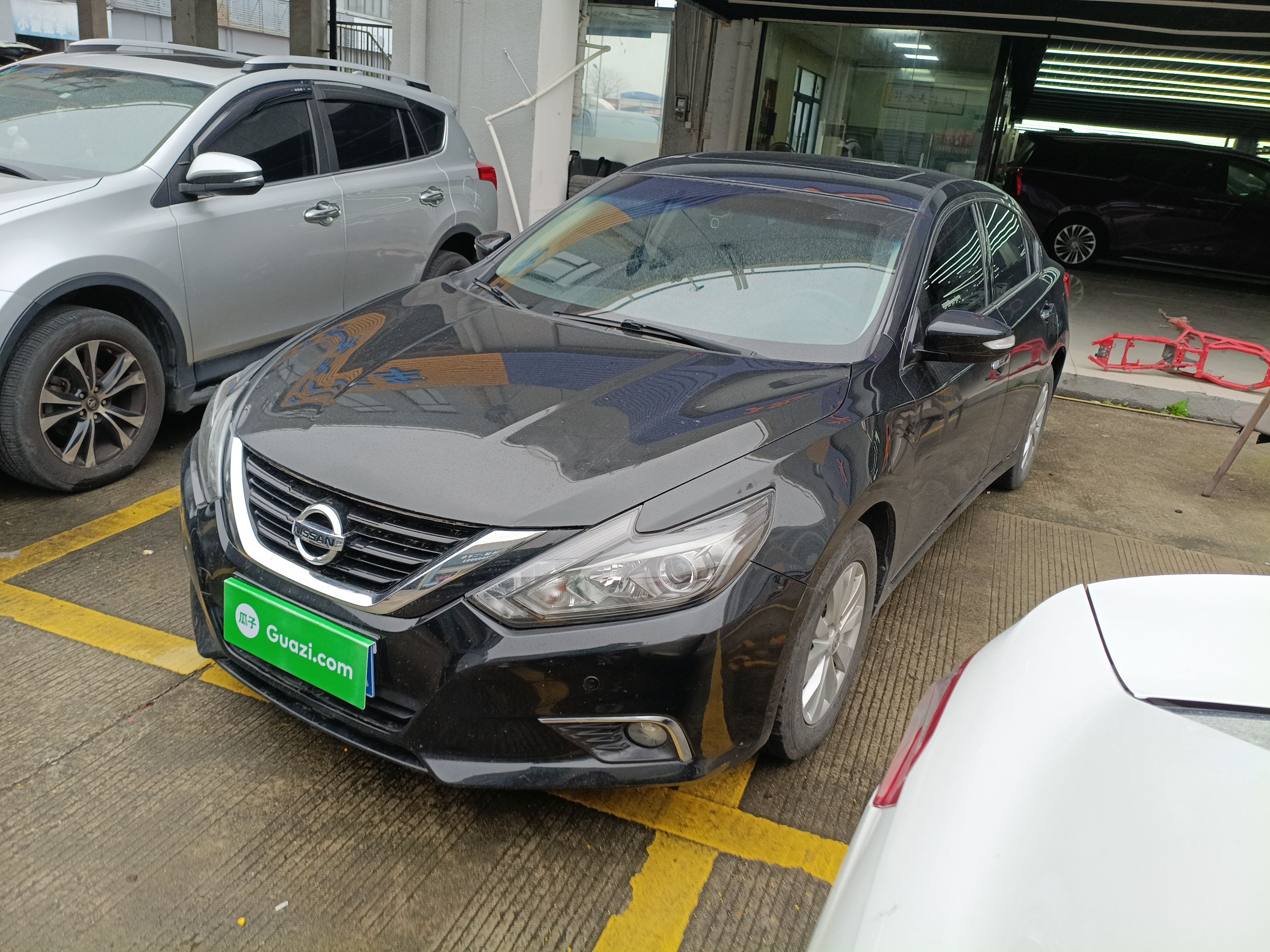 Под передней частью автомобиля