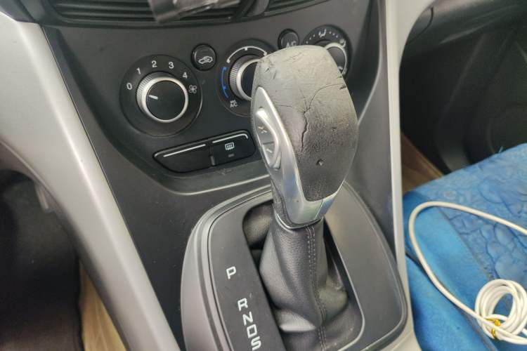 Used Ford Kuga 2013 1.6L GTDi Two-Wheel-Drive Comfort Model Gear Lever