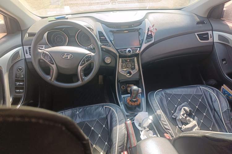Used Hyundai Elantra (5th Generation / Langdong) 2012 1.6L Manual Leading Model Center Console