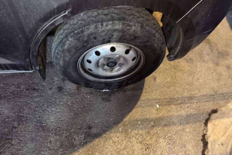 Used CHANGAN KAICHENG Ruixing M60 2023 1.6L CNG Comfort-Grade 6-Seater Passenger Vehicle Right Front Wheel Hub