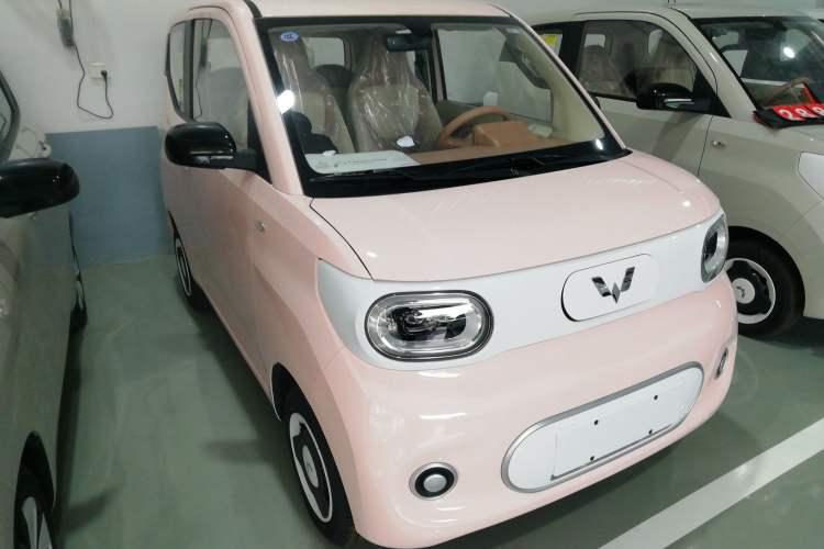 Red Wuling Подержанный Wuling Hongguang MINIEV 2024 0.0L Red 100km AT 4 Seats на ...