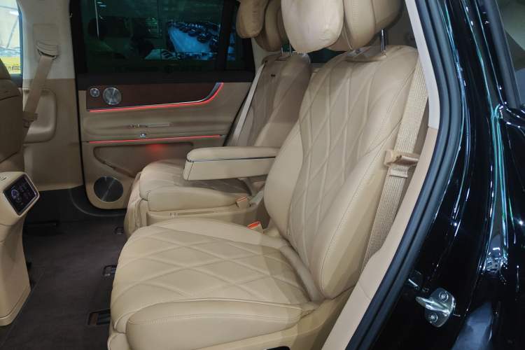 Used Hima AITO M9 2025 Extended-Range Ultra Version 52 kWh 6-Seater Left Rear Seat